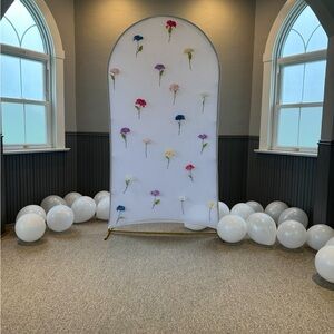 Beautiful gold arch back drop!